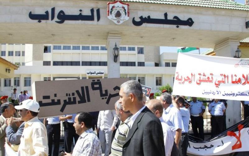فيديو- صحفيون يشيعون الحريات امام مجلس النواب 