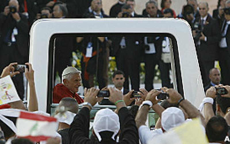 البابا يطالب "بحلول حيوية" للأزمة السورية