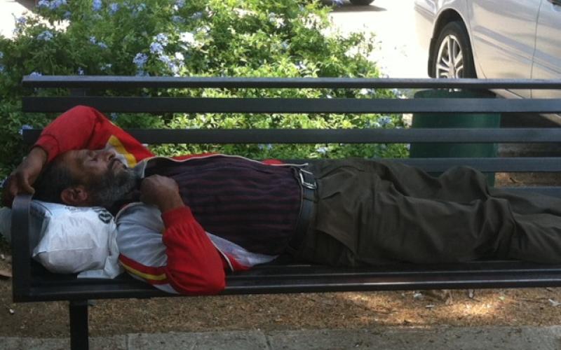 قيلولة عامل في ظهيرة يوم حار قبالة مقر امانة عمان راس العين- عدسة محمد شما