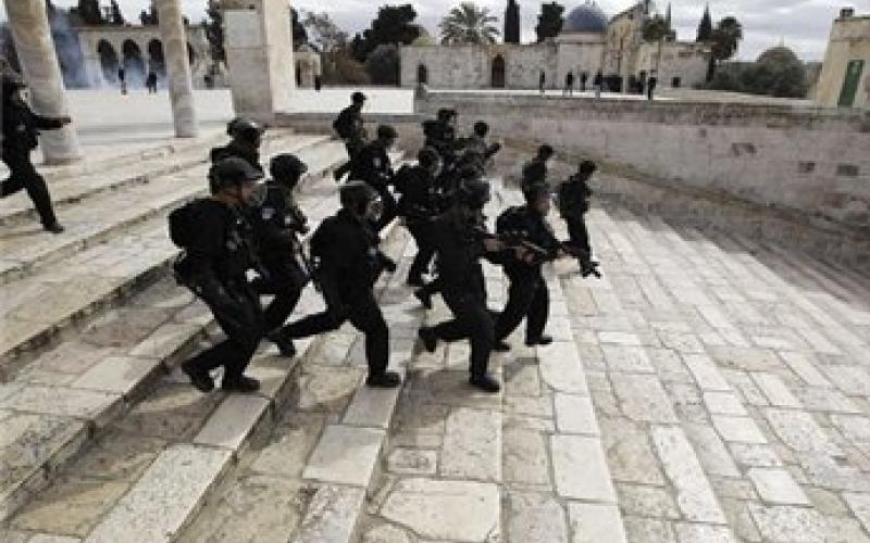 عشرات الاصابات خلال هجوم بقنابل الغاز على المصلين في الاقصى