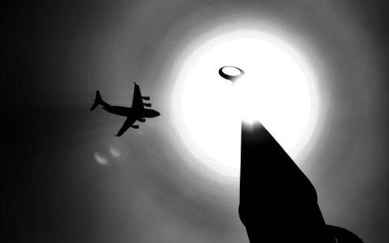 طائرة تعبر من فوق مئذنة المسجد الحسيني- عدسة محمد ابو غوش/ فيسبوك 