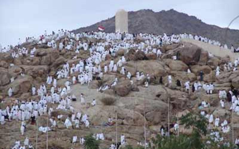 ضيوف الرحمن يتجهون لصعيد عرفات 