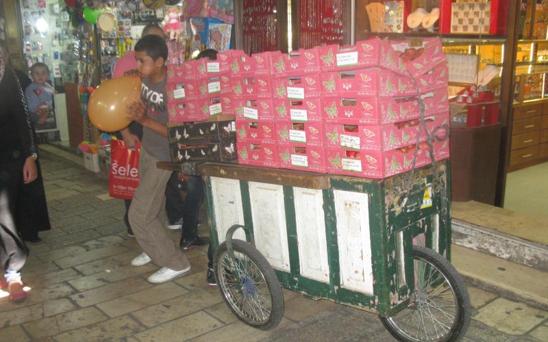  عربات البلدة القديمة تخيف المارين وتردعهم عن التسوق