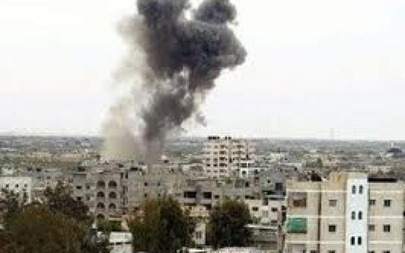 استشهاد فلسطيني وإصابة آخر إثر غارة جوية إسرائيلية