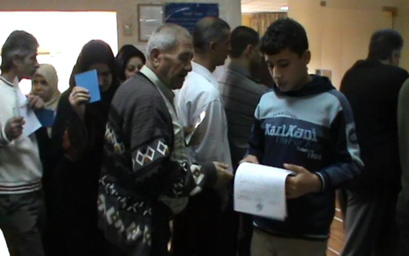 مواطنون يزدحمون في البنوك للحصول على دعم المحروقات- اسماء رجا 