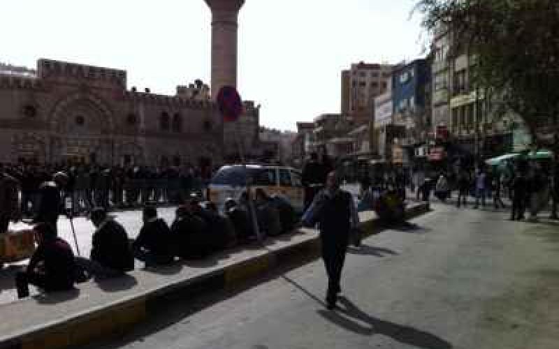 معتصمو الحسيني: هالحكومة لازم تروّح.. وإحراق بطاقات انتخابية