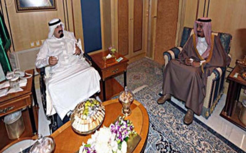 العاهل السعودي يظهر نافيا اشاعة وفاته