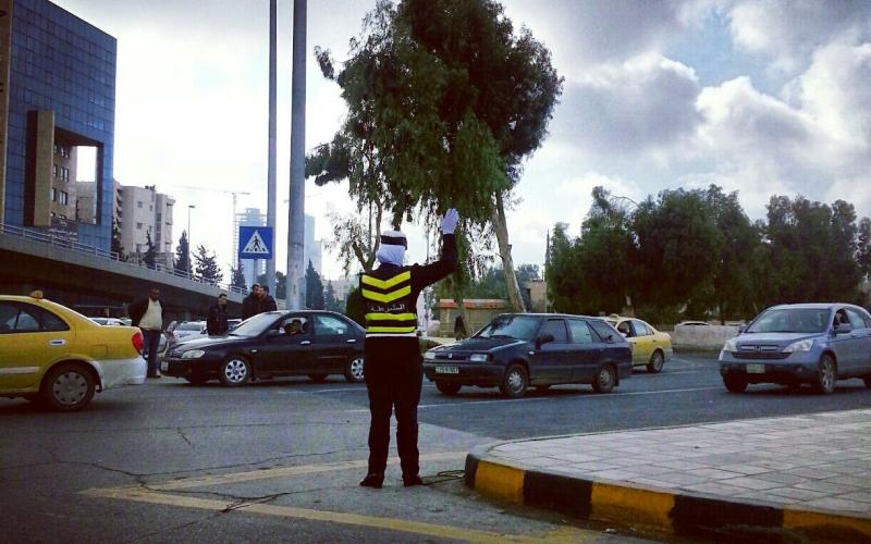 شرطية سير تقوم بتنظيم حركة المرور بالقرب من دوار الداخلية- عدسة على الحسني 