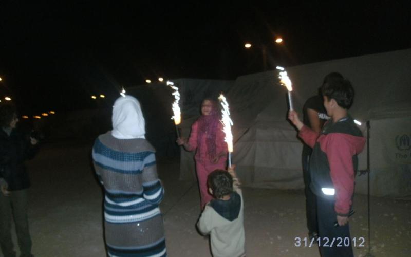 اللاجئون السوريون في مخيم الزعتري يحتفلون بالعام الجديد 