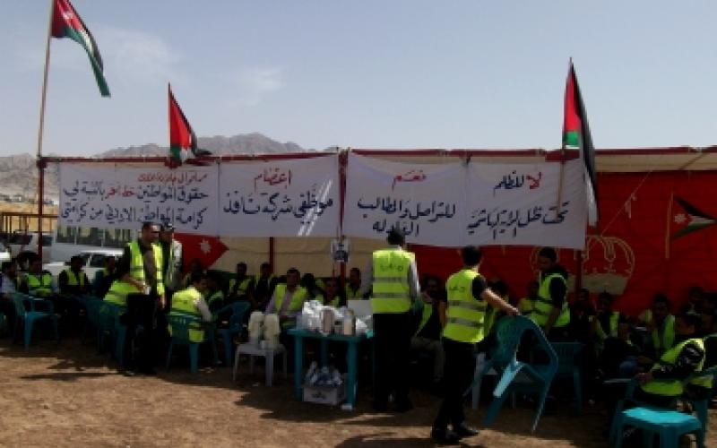 "نافذ" تستغني عن 55 موظفاً من المضربين والاهالي يرفضون 