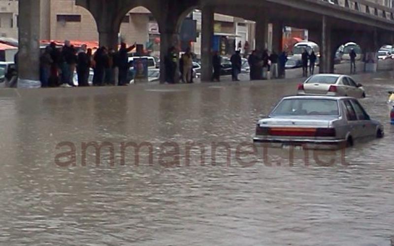 اغلاق دوار صويلح نتيجة لتجمع مياه الامطار 