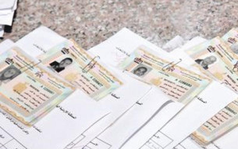 مواطن يعترف بحجز بطاقات انتخابية 