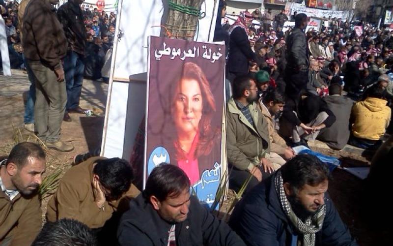 اعتصام المقاطعين على دوار فراس محاط بصور المرشحين 