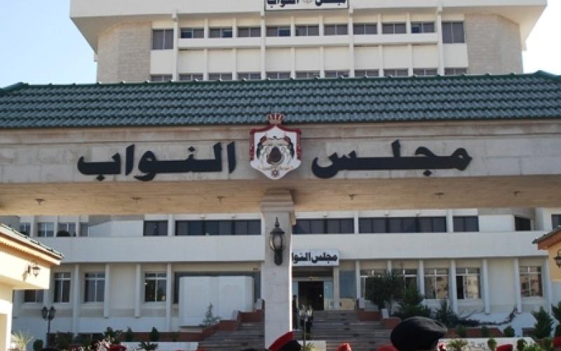 مجلس 17 في مواجهة قرارات ساخنة 