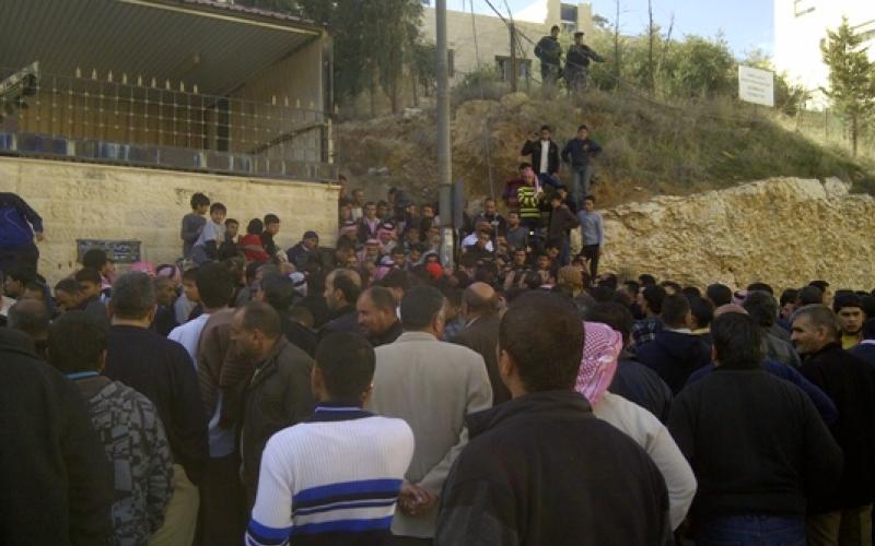 محتجون على الانتخابات في محيط الهيئة المستقلة -صور