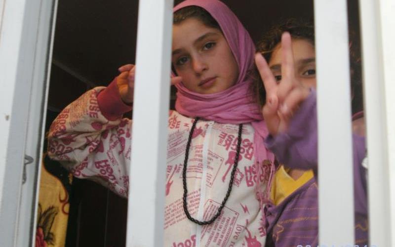 اطفال في الزعتري فرحون بالحصول على كرفان/ فيسبوك 