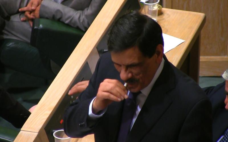 سعد هايل سرور يدخن بعد اعلان فوزه برئاسة المجلس- عدسة غسان فرج 