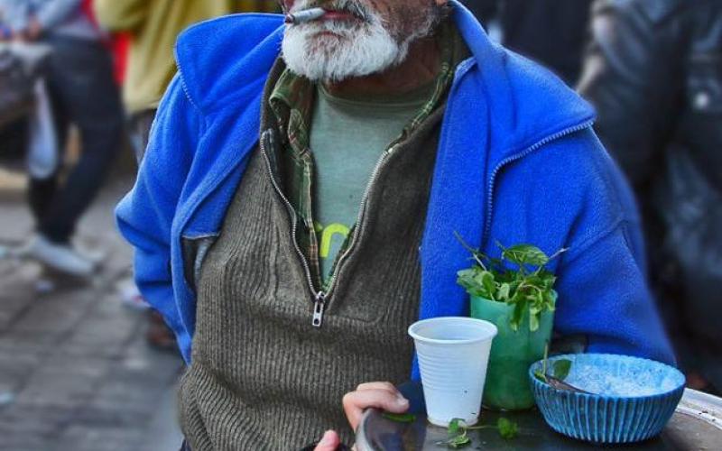 بائع شاي في وسط البلد- عدسة احمد عبده/ فيسبوك 