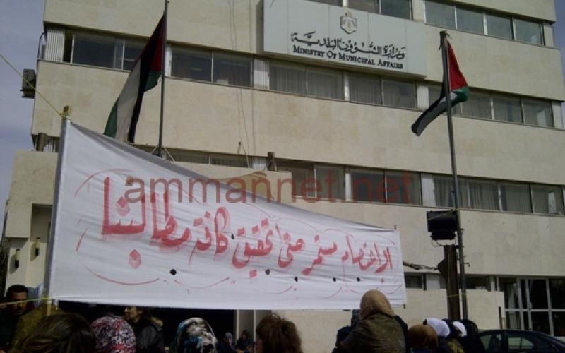 موظفو البلديات يواصلون الاعتصام و وثائق تثبت استمرار صرف المكافآت