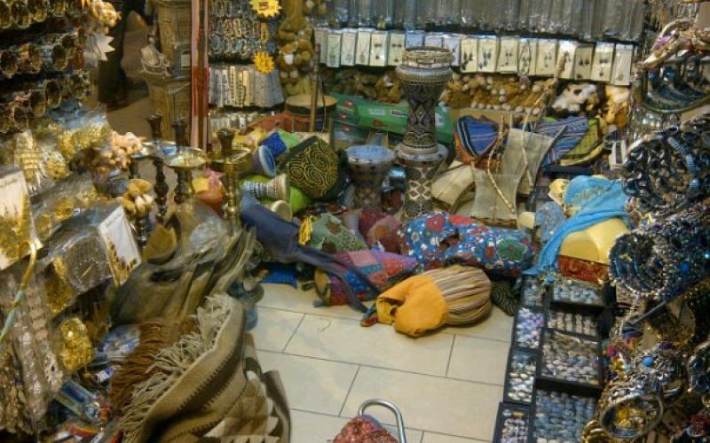 مشادات كلامية مع أصحاب محال وسط البلد بعد إزالة بساطتهم