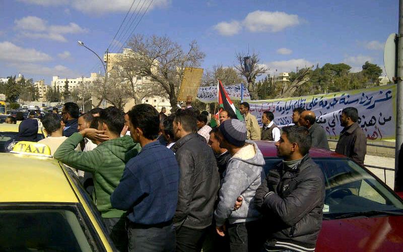 سائقو تكسي الزرقاء يعتصمون امام النواب 