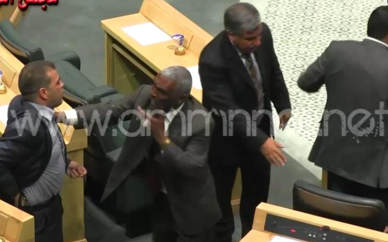 النائب شادي العدوان يحاول إشهار مسدسه على النائب زيد الشوابكة- عدسة غسان فرج 