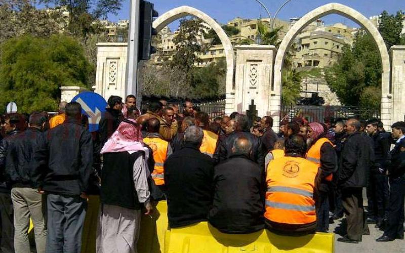 المتقاعدون العسكريون في الموانئ امام الديوان 