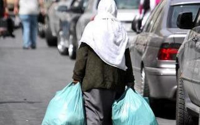 سيدة تسير في وسط البلد- عدسة حمزة مزرعاوي 