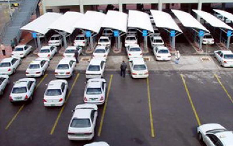 اعتصام لسائقي سرفيس رغدان بسبب باصات النقل المشترك