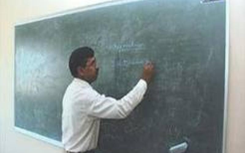 معلمو الاضافي ينتقدون واقعهم