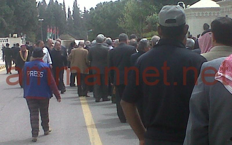 مواطنون يصطفون لتهنئة حكومة عبد الله النسور الثانية- تصوير روز نصر 