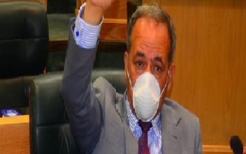 نواب يرتدون كمامات احتجاجا على الروائح الكريهة في "المستندة"