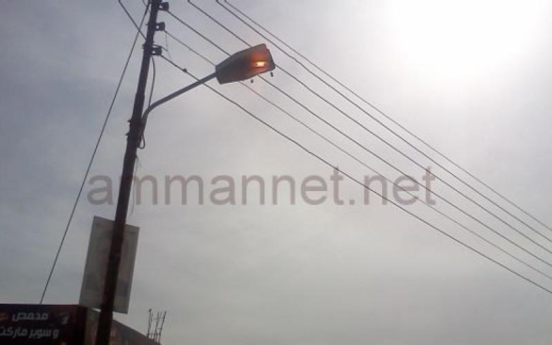 انارة الشوارع خلال النهار رغم خطة تقنين استهلاك الطاقة 