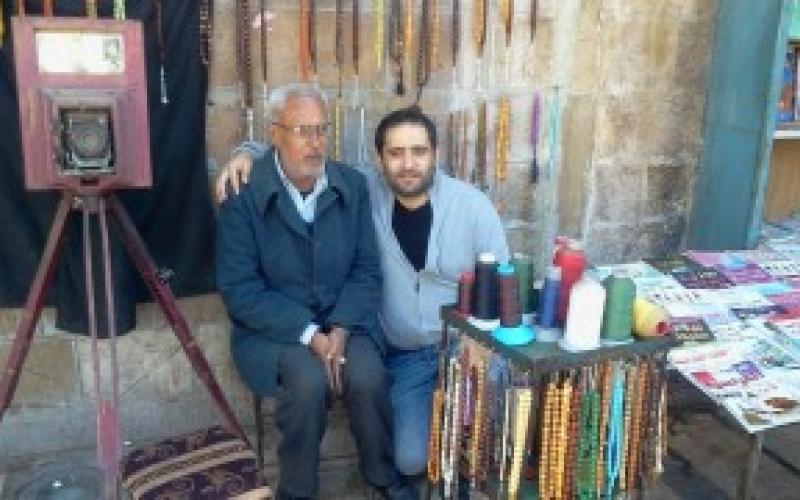 رجل يجلس أمام المسجد الحسيني منذ 45 عاما !!