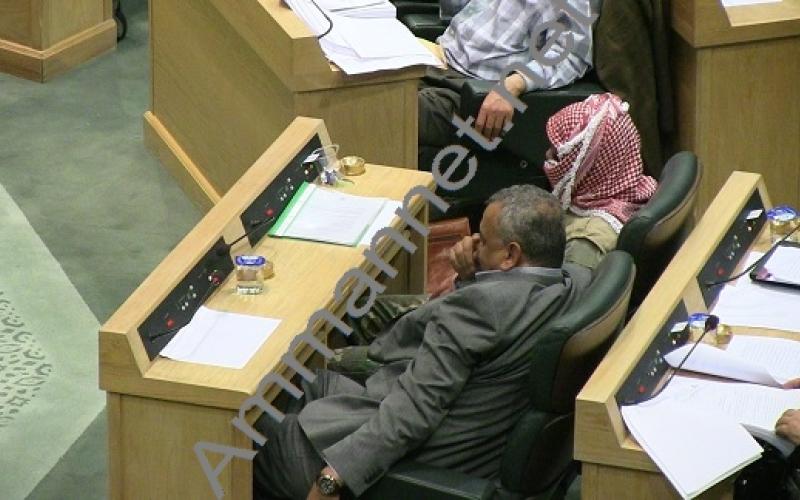 النائب رقيبات ملثما بزي عسكري حتى "لايشتم رائحة العدائية من الحكومة"