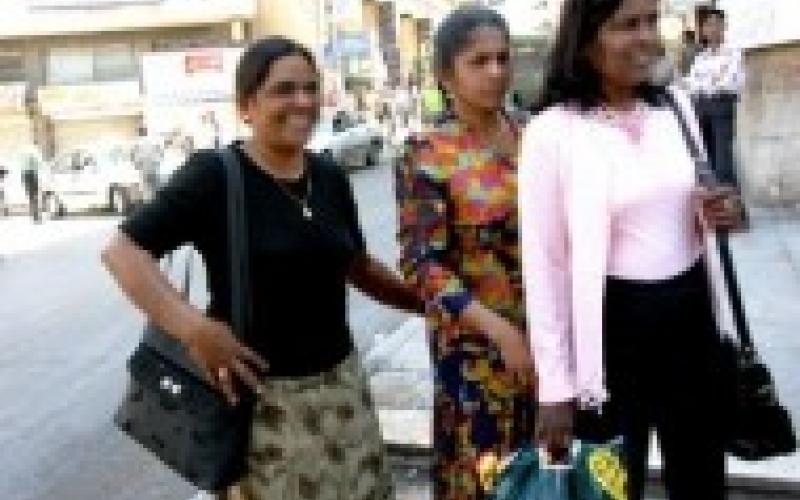 نقيب عمالي يتهم سفارات آسيوية بالاتجار بأبنائها العمال