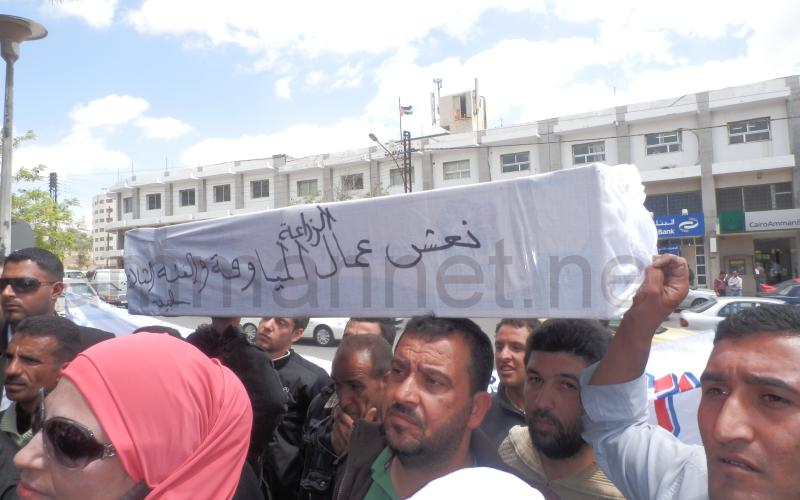 عمال مياومة الكرك يرفعون نعشهم امام النواب 
