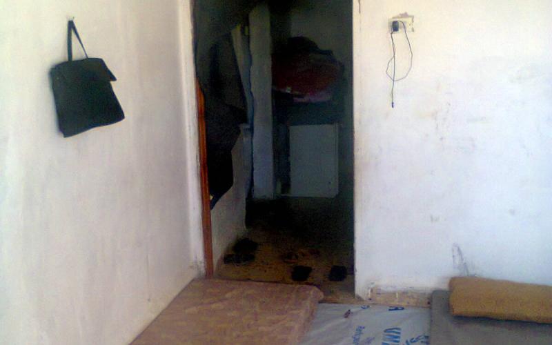 المخازن التجارية أصبحت مأوى للاجئين السوريين في المفرق