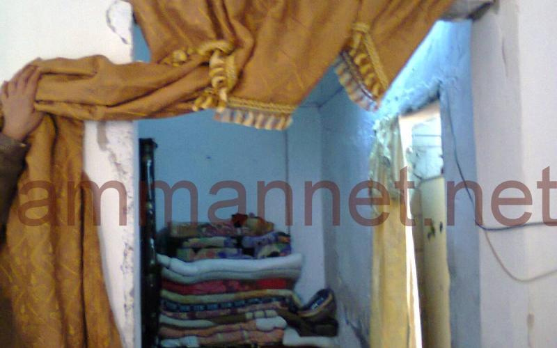 اللاجئون السوريون يقيمون في المخازن التجارية في المفرق- عدسة خالد عواد الأحمد 