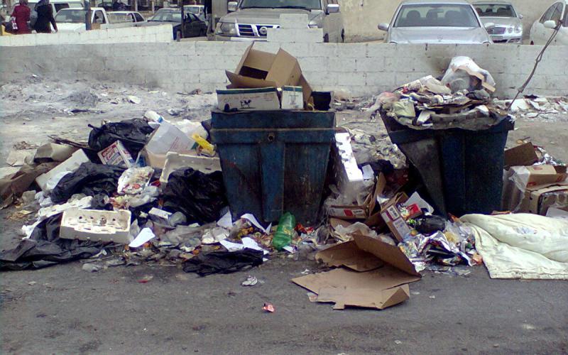 هل يتحمل اللاجئون السوريون وحدهم مشكلة تفاقم النفايات في المفرق !