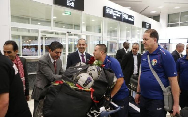 استقبال مهيب لبعثة المنتخب الوطني في الدوحة – صور