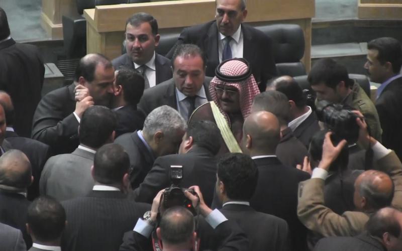 فيديو: حكومة النسور تفوز بثقة 82 نائبا (54%)..ومؤازرو النسور يرشقون نوابا بالمياه