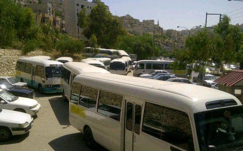 سائقو باصات صويلح يعتصمون أمام الامانة- صور