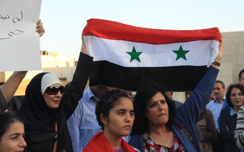 رفضاَ للعدوان على سوريا..ناشطون أمام السفارة الاسرائيلية- صور