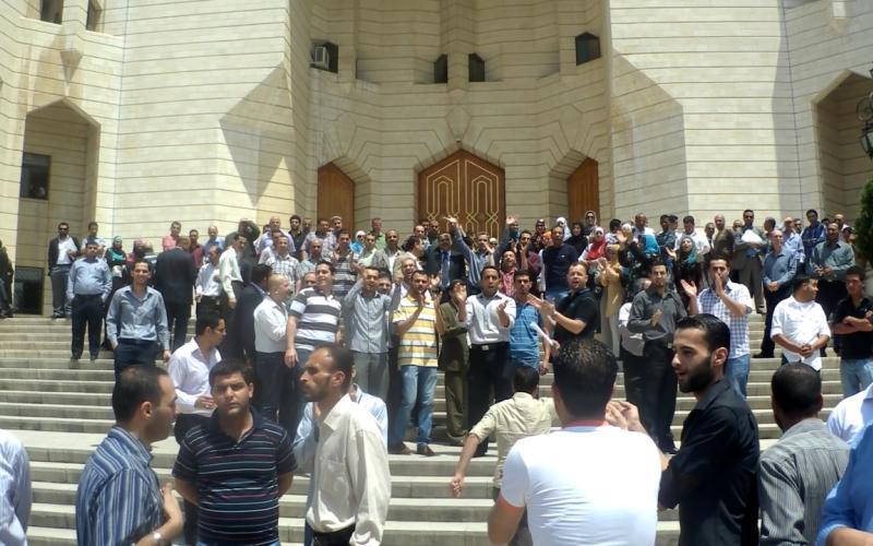 موظفو العدل يواصلون اضرابهم- صور