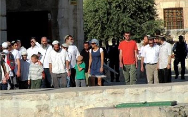 لليوم الثاني.. عشرات المستوطنين يقتحمون الاقصى ومنع المسلمين من دخوله