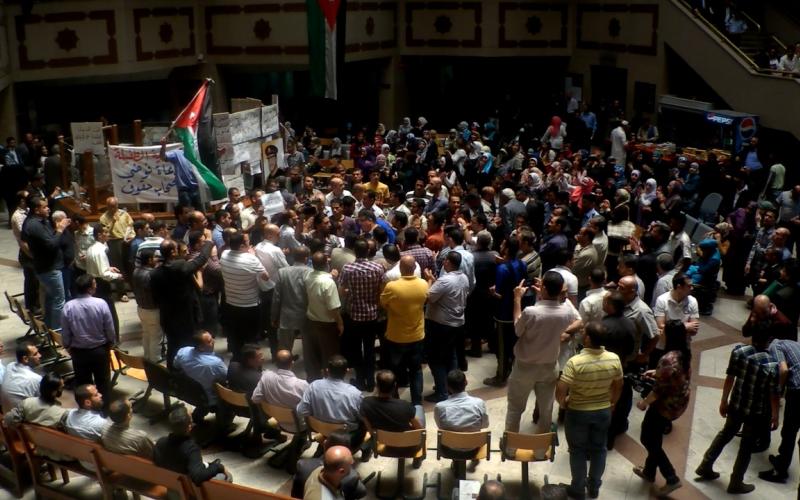 موظفو قصر العدل يهددون بنقل الاضراب أمام رئاسة الوزراء