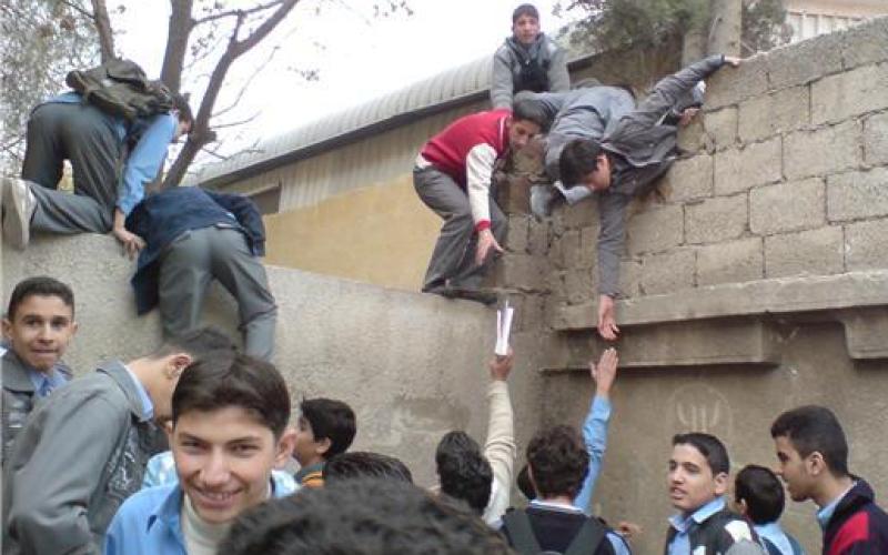 هاربون من اسوار المدارس الى المجهول في شوارع الزرقاء- صوت