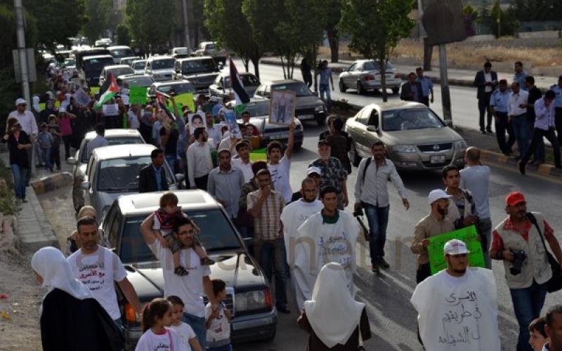 أكفان رمزية في سلسلة تضامنية مع الأسرى - عدسة بلال عمر