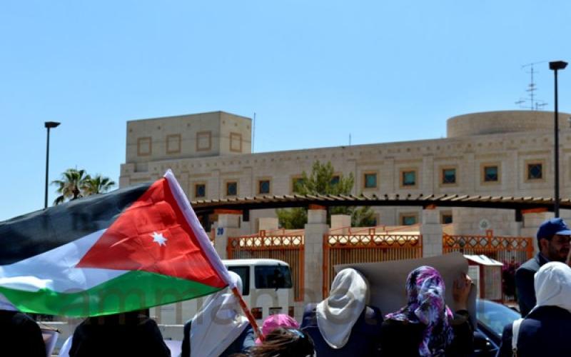 اعتصام أهالي الأسرى أمام السفارة الأمريكية- عدسة بلال عمر